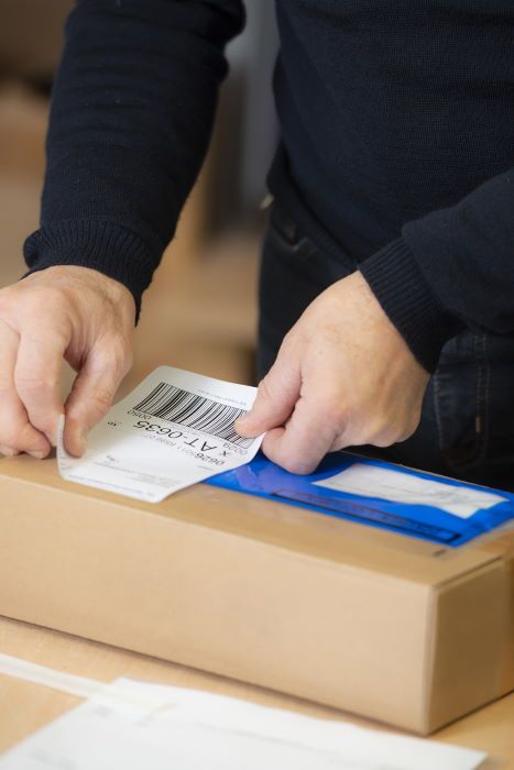Paket wird für den Versand etikettiert